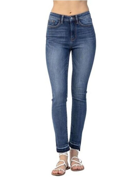 Judy Blue Denim - Judy Blue skinny jeans with a high-quality stretch featuring a dark blue wash